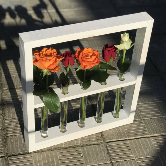 Рамка с живыми цветами белая