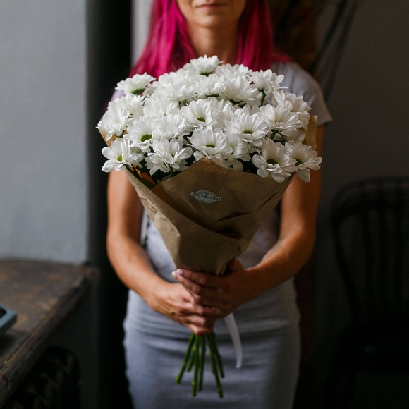 Букет из 7 белых кустовых хризантем