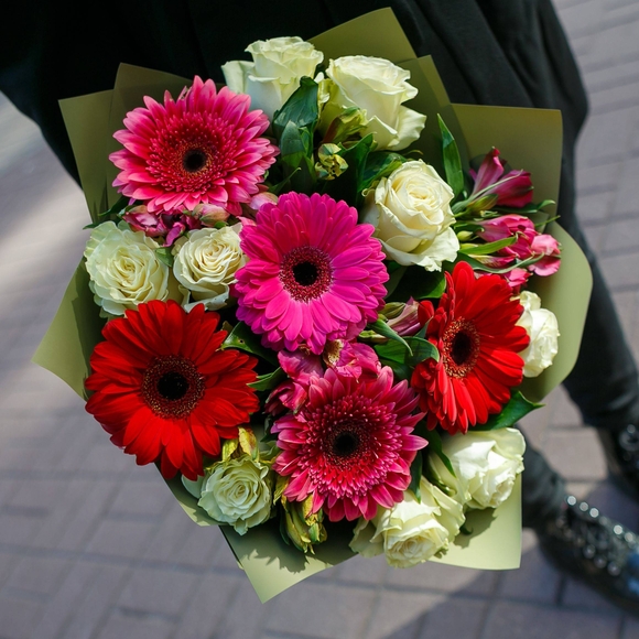 Букет из белых эквадорских роз, гербер и альстромерии микс - М