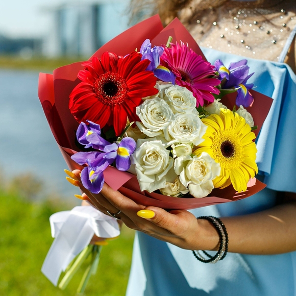 Букет из гербер, белых кустовых роз и ирисов  - S