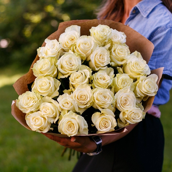 Букет из 25 белых роз 70 см (Эквадор)