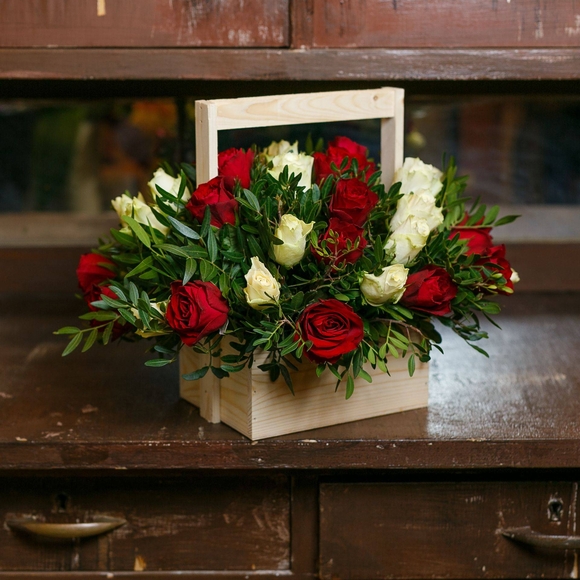 Деревянный ящик с красными и белыми розами (Кения)