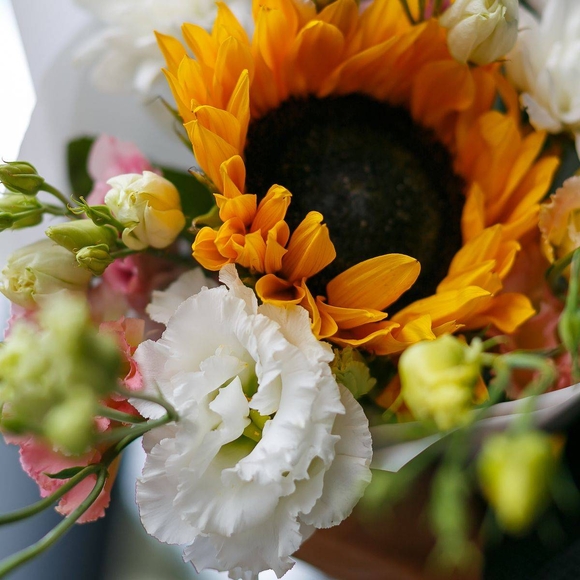 Букет из подсолнуха, кустовой хризантемы и лизиантуса - S