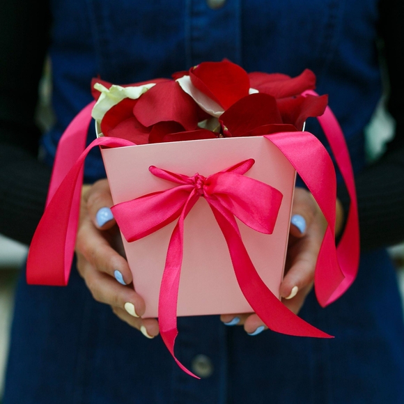 Лепестки роз в сумочке