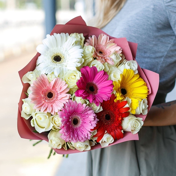 Букет из белых роз и гербер микс - L