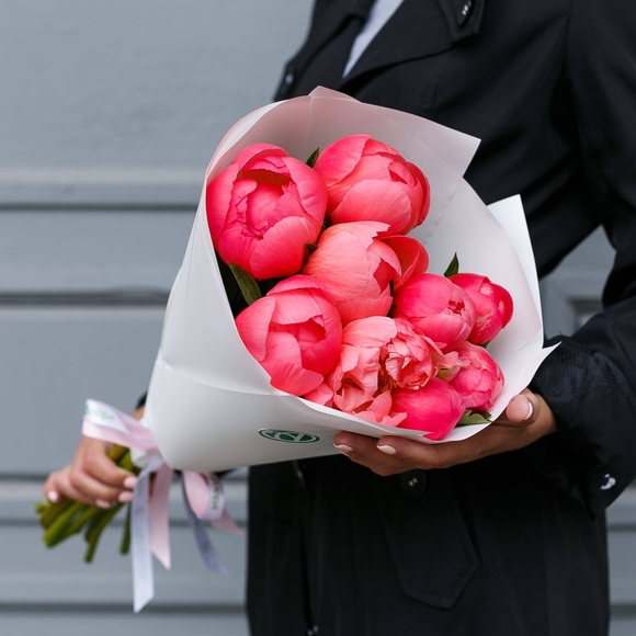 Букет из 9 коралловых пионов (Голландия)