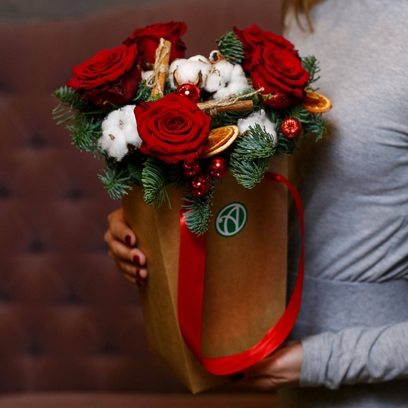 Новогодняя сумочка с красными кенийскими розами - М