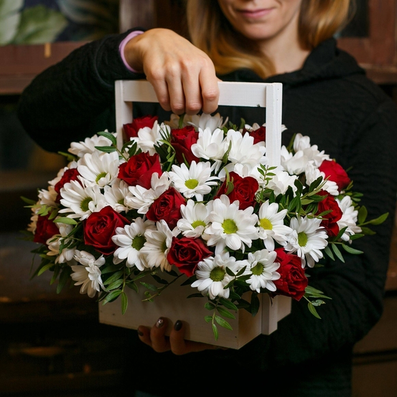 Деревянный ящик с кустовой хризантемой и красными розами (Кения)