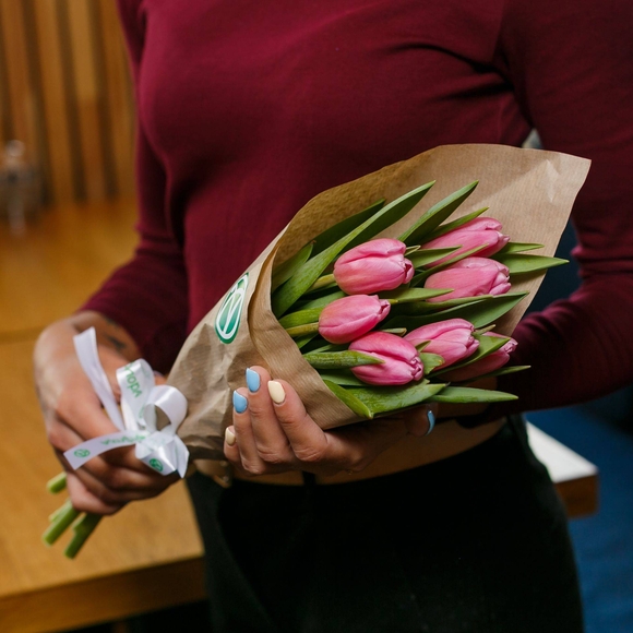 7 розовых тюльпанов в упаковке