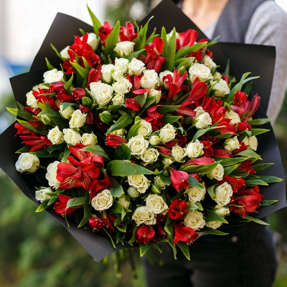 Букет из белых кустовых роз и альстромерии - L