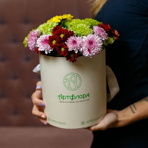 Букет в шляпной коробке small из 9 кустовых хризантем микс