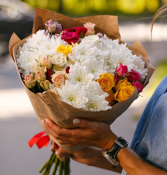 Букет из кустовых роз микс и хризантем - М
