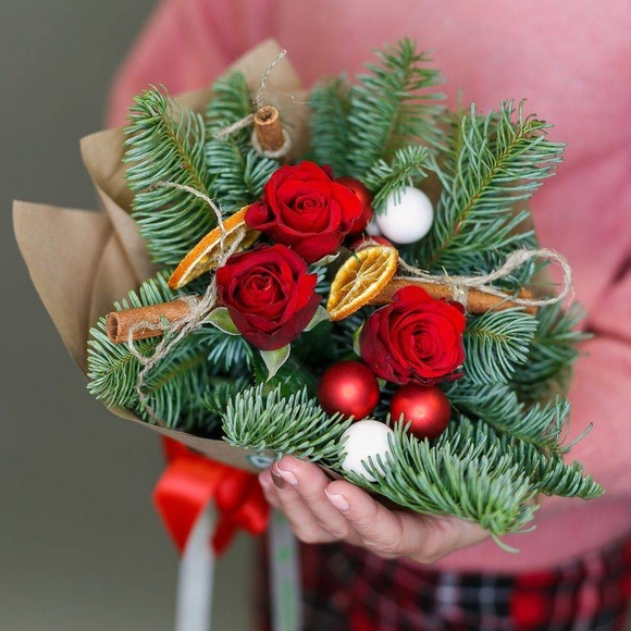 Новогодний букет-комплимент из красных роз 50 см (Кения)