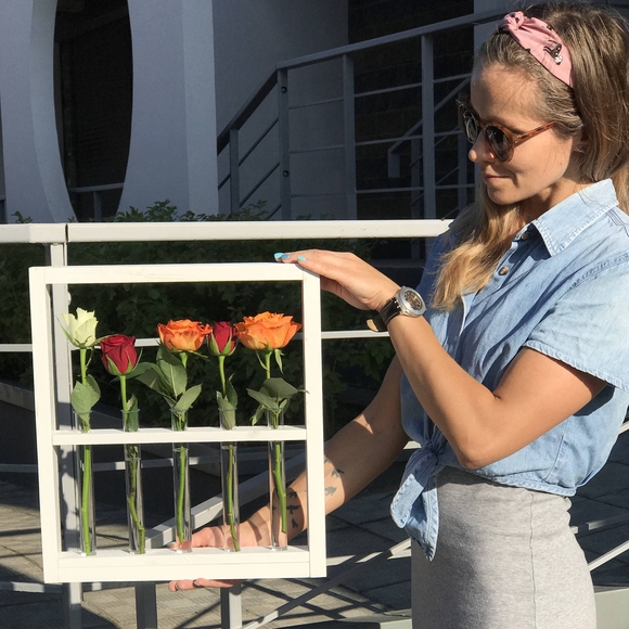 Рамка с живыми цветами белая