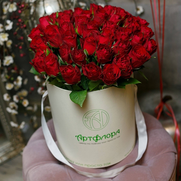 Букет в шляпной коробке large из 45 красных роз (Кения)