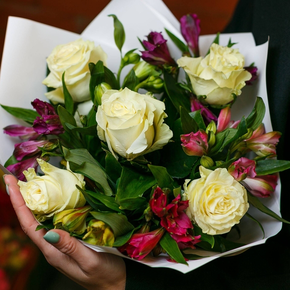 Букет из белых эквадорских роз и альстромерии микс - S