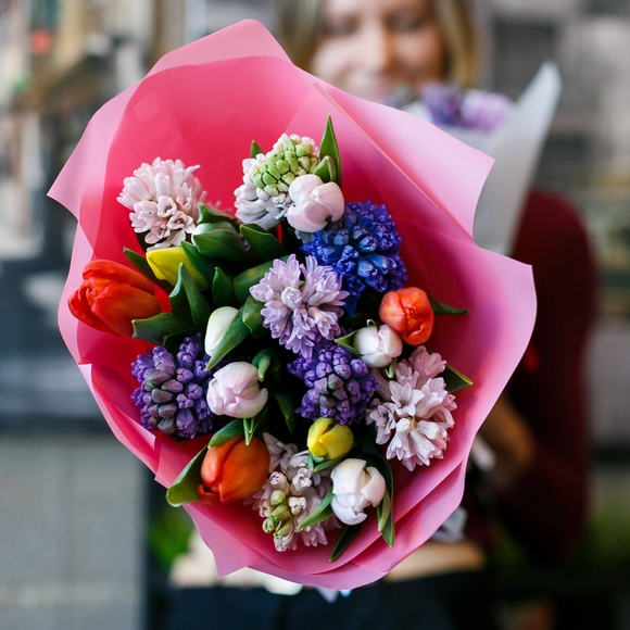 Букет из тюльпанов микс с гиацинтами микс в розовой упаковке