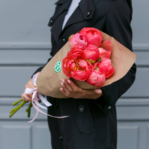 Букет из 7 коралловых пионов (Голландия)