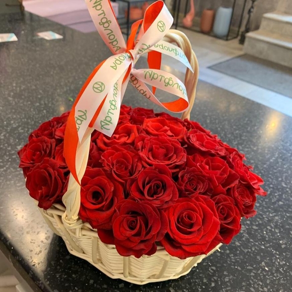 25 красных роз (Россия) в корзине