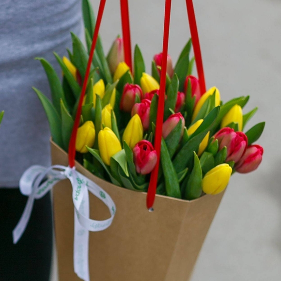 Цветочная сумочка с тюльпанами яркий микс - М