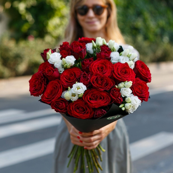 Букет из красных роз и лизиантуса - L