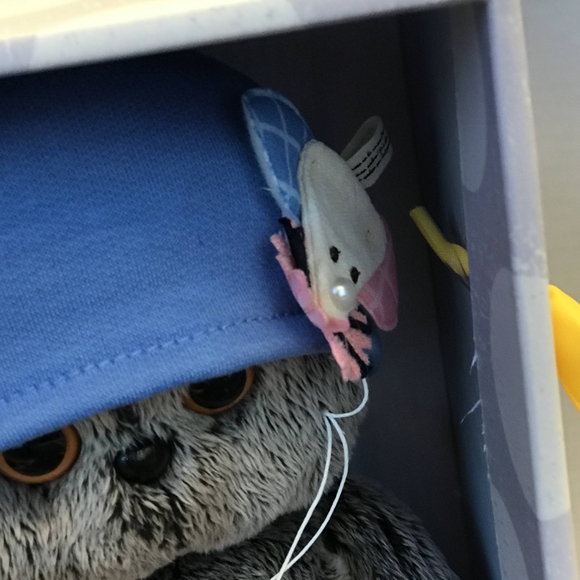 Басик в штанишках и шапочке с заколкой