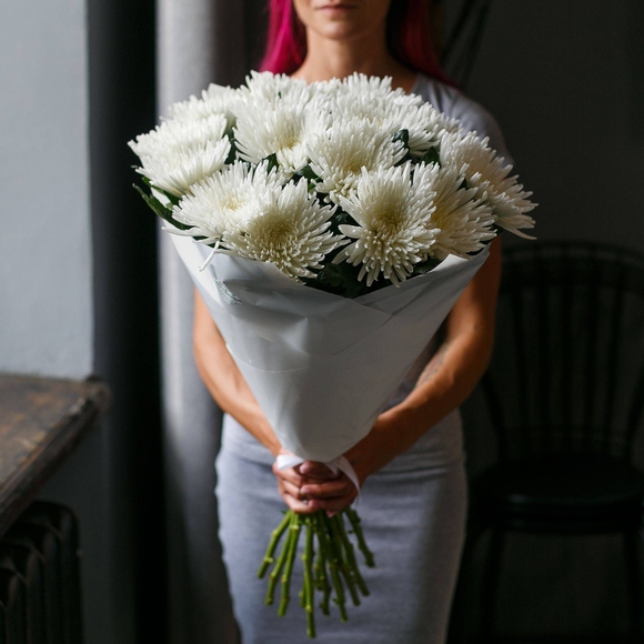 Букет из 15 одноголовых белых хризантем