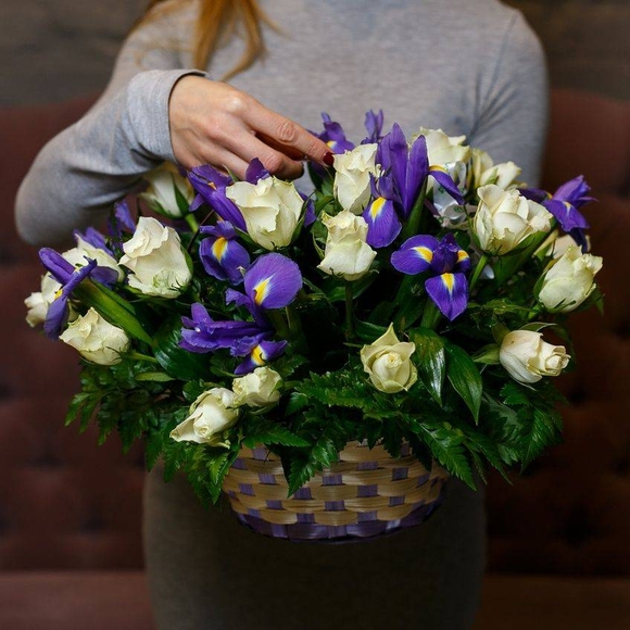 Корзина с белыми розами (Кения), ирисами и зеленью