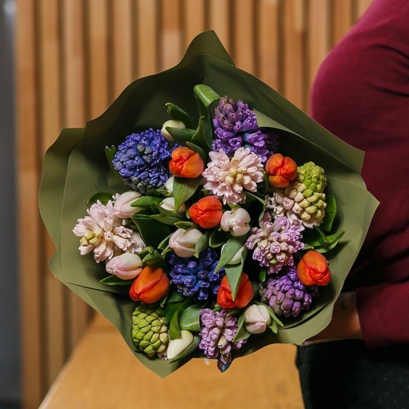 Букет из тюльпанов яркий микс с гиацинтами микс
