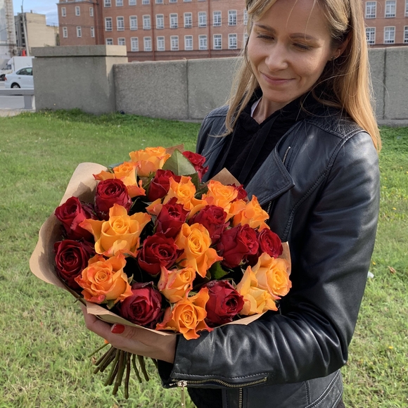 Букет из 25 красных и оранжевых роз 50 см (Кения)