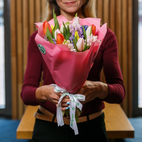 Букет из тюльпанов микс с гиацинтами микс в розовой упаковке