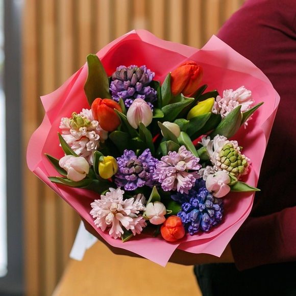 Букет из тюльпанов микс с гиацинтами микс в розовой упаковке
