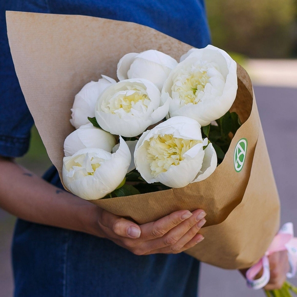 Букет из 7 белых пионов (Голландия) 