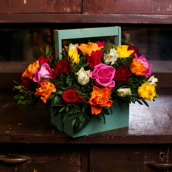 Деревянный ящик с розами микс (Кения)