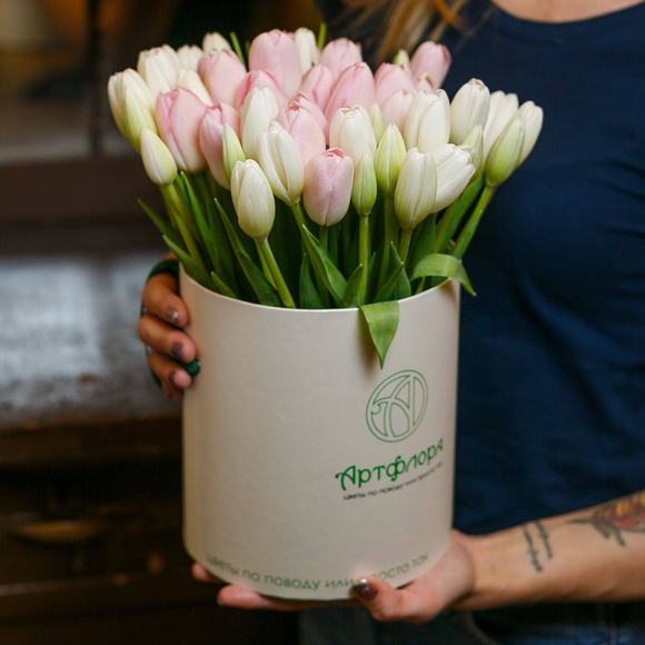 Букет тюльпанов нежный микс в шляпной коробке small