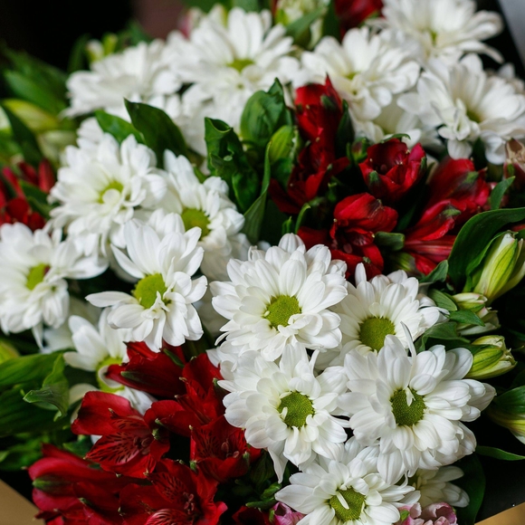 Букет из хризантемы кустовой и альстромерии - М