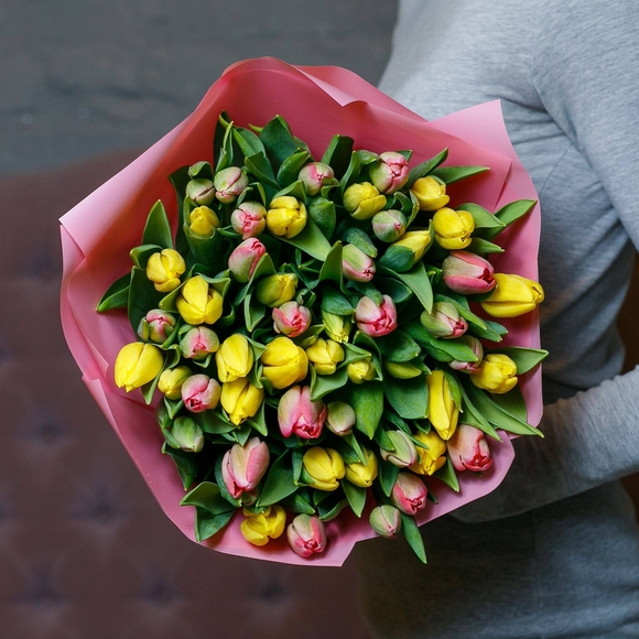 Букет из 51 розового и желтого тюльпана