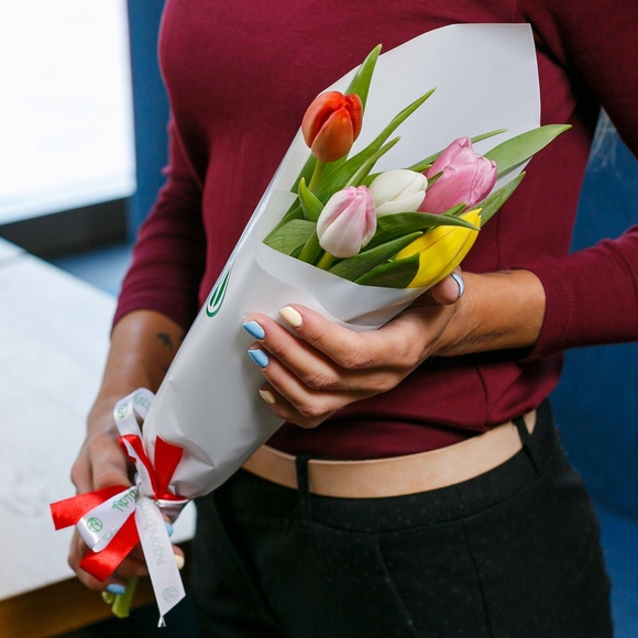 5 тюльпанов микс в белой упаковке