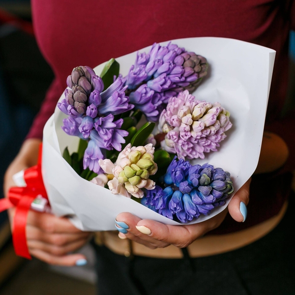 5 гиацинтов в белой упаковке