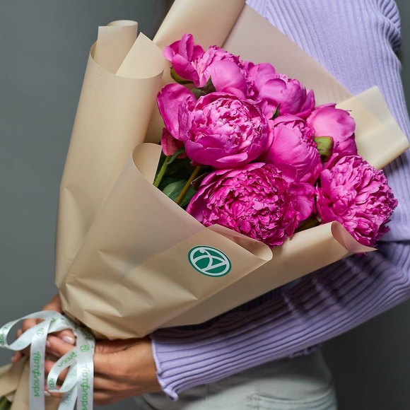 Букет из 7 малиновых пионов (Россия)