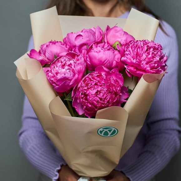 Букет из 7 малиновых пионов (Россия)