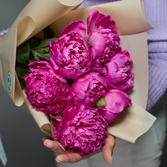 Букет из 7 малиновых пионов (Россия)