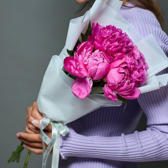 Букет из 5 малиновых пионов (Россия)