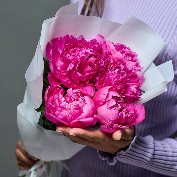 Букет из 5 малиновых пионов (Россия)