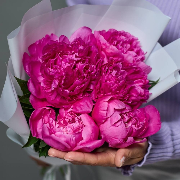 Букет из 5 малиновых пионов (Россия)