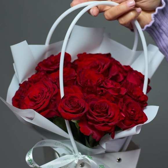 Цветочная сумочка с 15 красными розами (РФ)