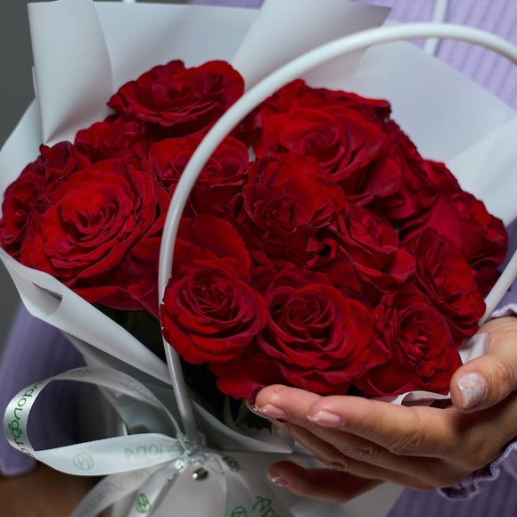 Цветочная сумочка с 15 красными розами (РФ)
