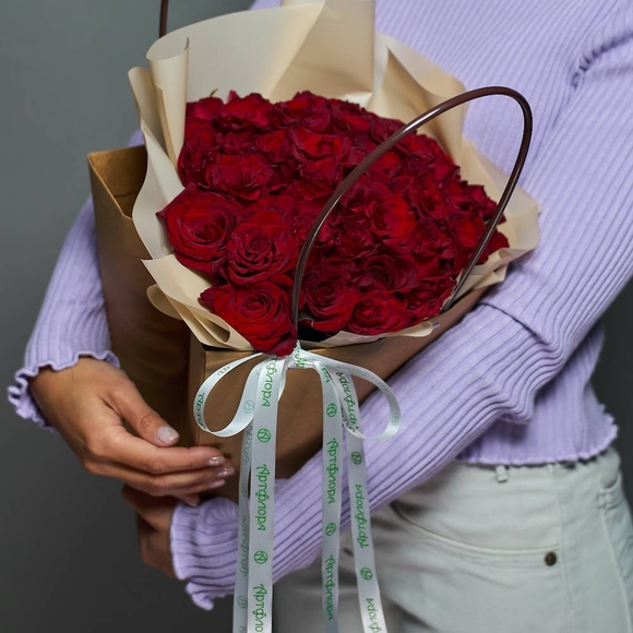 Цветочная сумочка с 35 красными розами (РФ)
