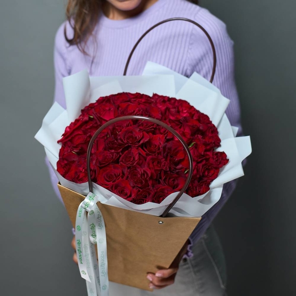 Цветочная сумочка с 51 красной розой (РФ)