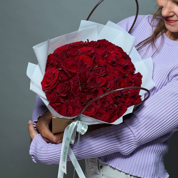 Цветочная сумочка с 51 красной розой (РФ)